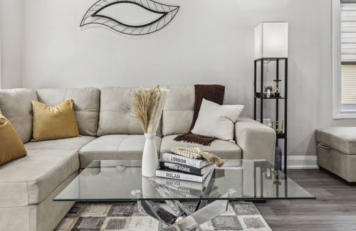 Lakeview Casa | Urban Oasis: Cozy 3B/1B + Office, 5G, Kitchen, Parking with modern furnishings