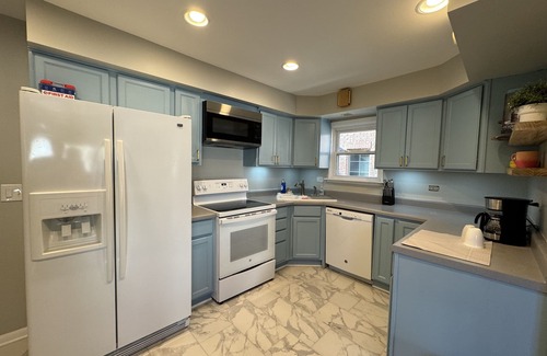 Skokie Casa | Urban Oasis - Kid Friendly - Quiet Street
