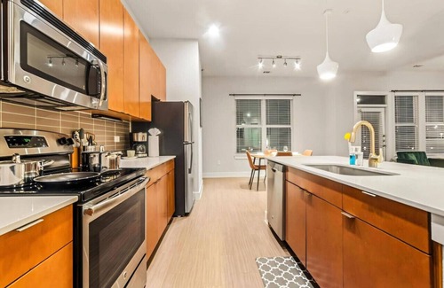 King William Apartamento | Urban Oasis: Luxe Apt City & River Views+Pool+Gym!