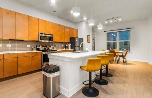 King William Apartamento | Urban Oasis: Luxe Apt City & River Views+Pool+Gym!