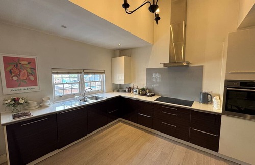 Wokingham Apartamento | Urban Oasis with parking