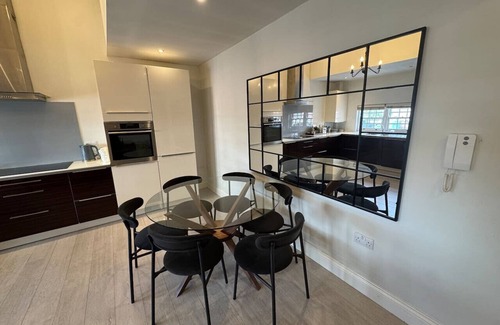 Wokingham Apartamento | Urban Oasis with parking