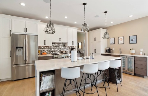 Sunnyside Casa | Urban Perfection! Modern Home, 2 Primary BRs, hot tub, boccee, game room, patio.