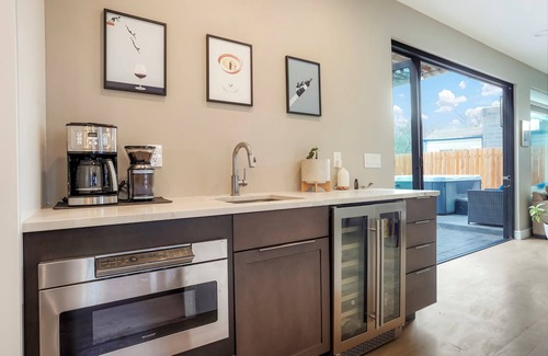 Sunnyside Casa | Urban Perfection! Modern Home, 2 Primary BRs, hot tub, boccee, game room, patio.
