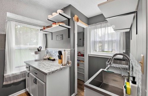 Nokomis Apartamento | Urban Retreat 1BD + Sleeper Sofa Sleeps 4 Close to Airport & Downtown