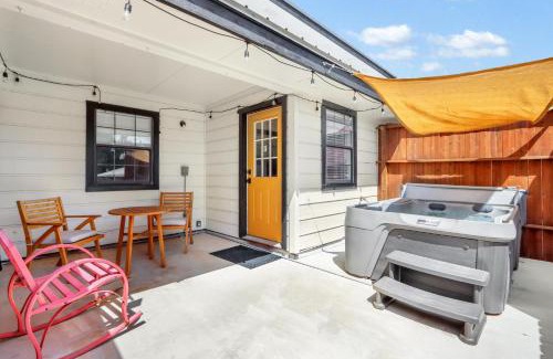 Canyon Lake Casa | Urban Retreat at Coddiwomple Cottages