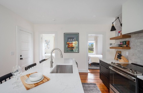 Fox Point Apartamento | Urban Retreat: Bright, Stylish Top-Floor Apartment Near Universities & Dining