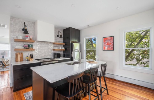 Fox Point Apartamento | Urban Retreat: Bright, Stylish Top-Floor Apartment Near Universities & Dining
