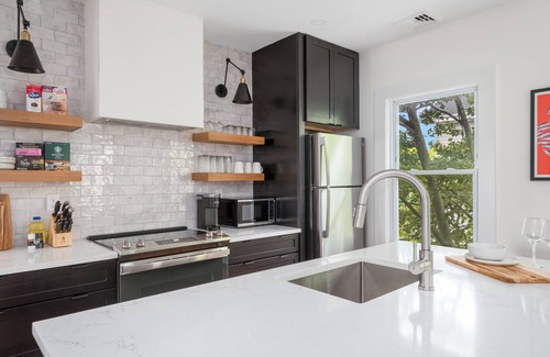 Fox Point Apartamento | Urban Retreat: Bright, Stylish Top-Floor Apartment Near Universities & Dining