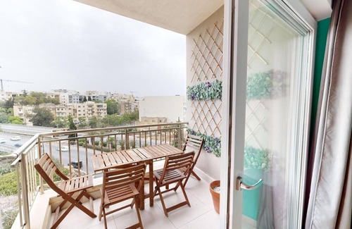 Ta' Giorni Apartamento | Urban Retreat Family Apartment with BBQ