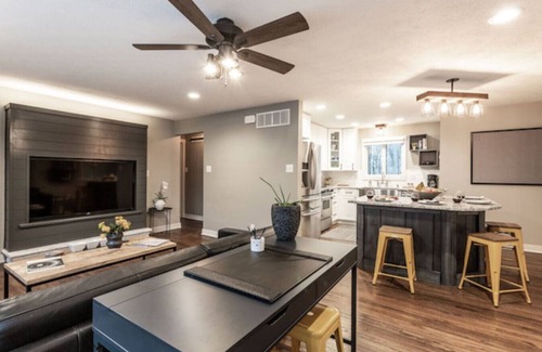 Indianapolis Casa | Urban Retreat @Keystone 2BED/1BA Wooded Sanctuary