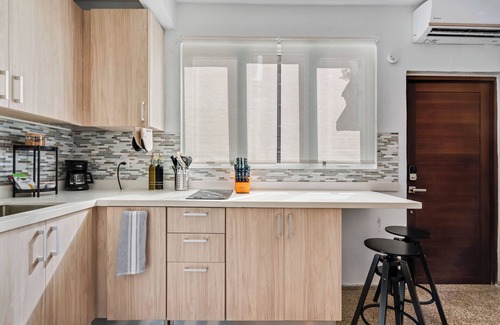 Condado Apartamento | Urban Retreat On-site Parking Pool Ocean Near