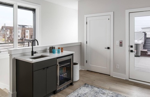 Edgehill Cabaña | Urban Row - Rooftop Hottub - Heart of Gulch