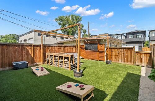 Inglewood Casa | Urban Sanctuary Balcony and Yard in Inglewood YYC