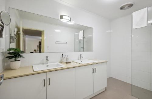 Northbridge Apartamento | Urban Serenity 2 Bedroom Apt with Stunning Views