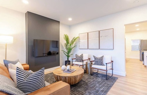 Mount Washington Casa | Urban Sophistication- Newly Renovated/Pets OK/Minutes to Downtown/ King Bed!