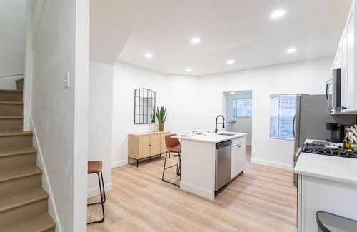 Mount Washington Casa | Urban Sophistication- Newly Renovated/Pets OK/Minutes to Downtown/ King Bed!