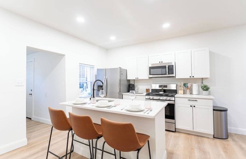 Mount Washington Casa | Urban Sophistication- Newly Renovated/Pets OK/Minutes to Downtown/ King Bed!
