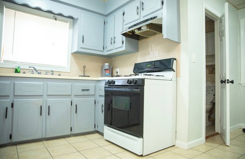 Fall River Apartamento | Urban Tranquility – Sleeps 6+