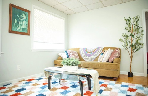 Fall River Apartamento | Urban Tranquility – Sleeps 6+