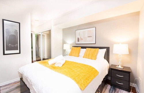 Downtown Toronto Hotel | Urban Vistas - Premier Dundas Square Locale & City Views