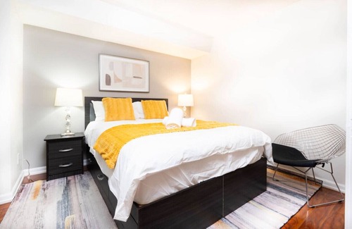 Downtown Toronto Hotel | Urban Vistas - Premier Dundas Square Locale & City Views
