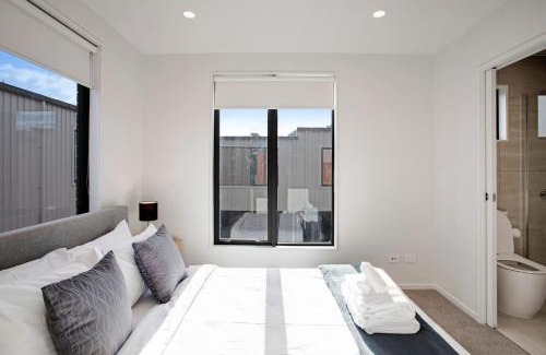Greenlane - Ellerslie Casa | Urban Vogue Escape with Parking and Air-con