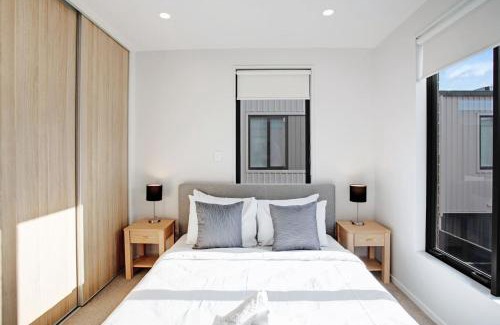 Greenlane - Ellerslie Casa | Urban Vogue Escape with Parking and Air-con