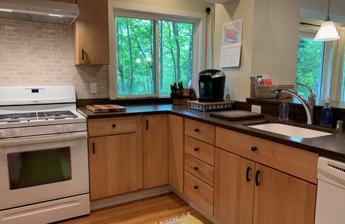 Hawthorne Hills Apartamento | Urban Woodland Retreat, cerca del ~ UW ~, conveniente para todo