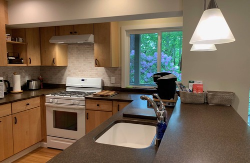 Hawthorne Hills Apartamento | Urban Woodland Retreat, cerca del ~ UW ~, conveniente para todo