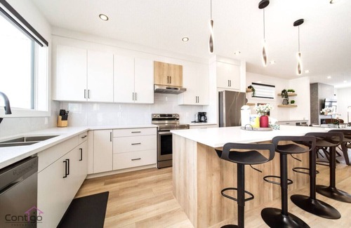 Jasper Place Casa | Urban Zen | AirCon | King Bed | 10 min WEM & DT!