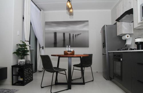 Greater Johannesburg Metropolitan Area Apartamento | Urbane- By LaSerene -Carlswald