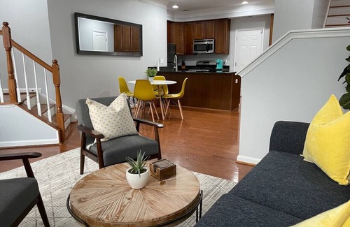 Lakeview Casa | UrbanHaven - 2BD/2.5BA City/Suburb Living