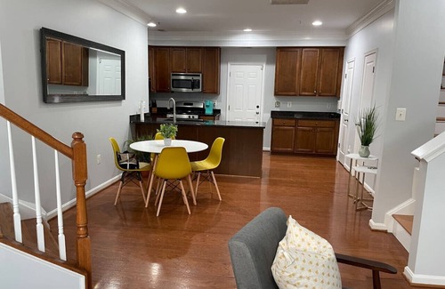 Lakeview Casa | UrbanHaven - 2BD/2.5BA City/Suburb Living