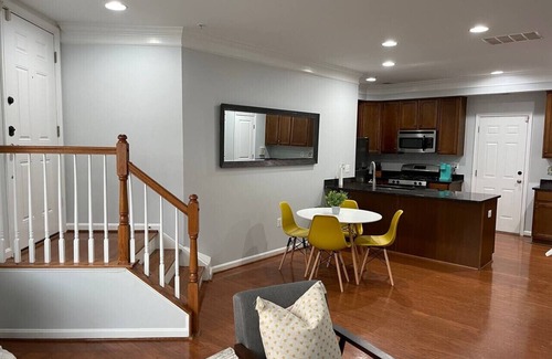 Lakeview Casa | UrbanHaven - 2BD/2.5BA City/Suburb Living
