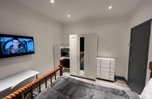 Broad Green Casa | UrbanNess Stays - Rooms with Stylish Comfort in the Heart of Croydon