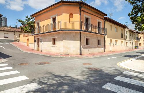 Elciego Casa | URIBE-ENEA Casa sola con amplio patio en Elciego con visita a bodega, siempre sujeta a disponibilidad