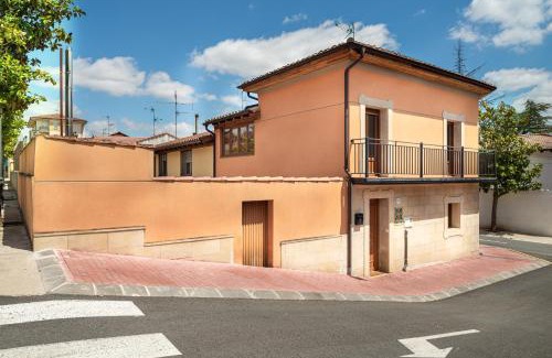Elciego Casa | URIBE-ENEA Casa sola con amplio patio en Elciego con visita a bodega, siempre sujeta a disponibilidad
