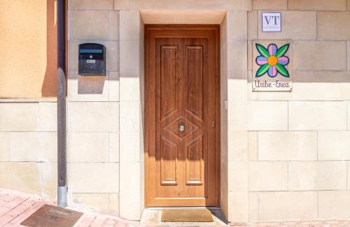 Elciego Casa | URIBE-ENEA Casa sola con amplio patio en Elciego con visita a bodega, siempre sujeta a disponibilidad