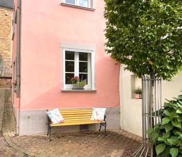 Saarburg Casa | Uriges Ferienhaus in der Altstadt von Saarburg mit Sauna, Kinderspielecke, 1000Mbit Wlan, 1 Minute vom Wasserfall entfernt