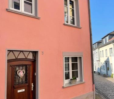 Saarburg Casa | Uriges Ferienhaus in der Altstadt von Saarburg mit Sauna, Kinderspielecke, 1000Mbit Wlan, 1 Minute vom Wasserfall entfernt