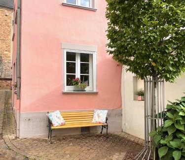 Saarburg Casa | Uriges Ferienhaus in der Altstadt von Saarburg mit Sauna, Kinderspielecke, 1000Mbit Wlan, 1 Minute vom Wasserfall entfernt