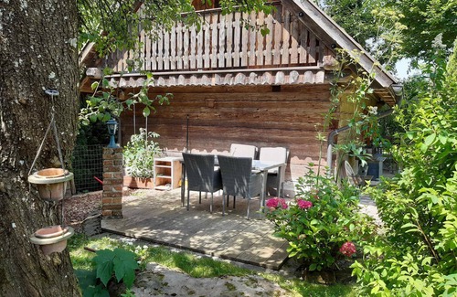 Sankt Peter in der Au Apartamento | Uriges Holzhaus mit Kaminofen und Überdachtem Balkon im OG