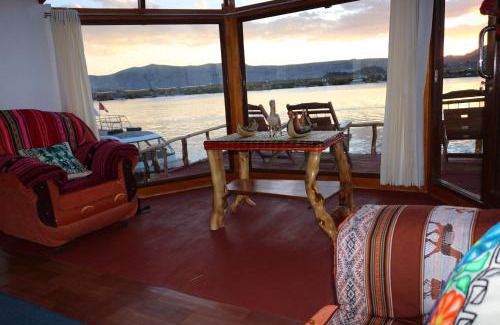 Puno Hotel | Uros House Lodge Perú