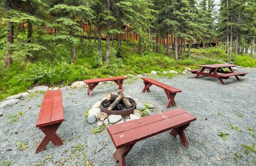 Denali Cabina | Deluxe King w/Sleeper Sofa Dall Suite