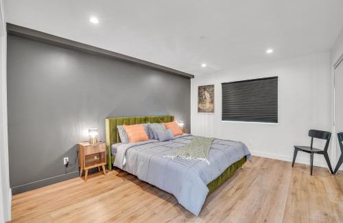 Sherman Oaks Casa | Luxe Townhome Newly-Built