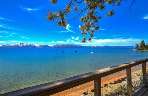 Zephyr Cove Casa | Hermosa casa familiar frente a la playa con impresionantes vistas del lago Tahoe
