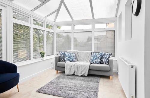 Ainley Top Casa | uSnooz | Charming Huddersfield Home with Garden