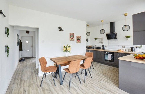 Ainley Top Casa | uSnooz | Spacious Huddersfield Home close to M62