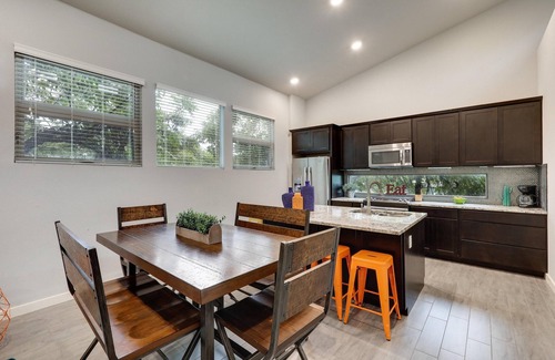 Govalle Casa | 5BR / 3BA Trendy East Side Escape - ¡Camina hasta Rainey!